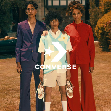 Converse Kollektion – 3 Models in skurrilen Outfits und Converse Sneakern auf Gartenvorhof, lässiger Lifestyle bei Closory